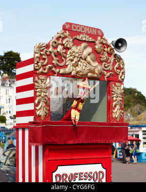 Codman Punch und Judy Show am Strand von Llandudno mit dem originalen Stand Stockfoto