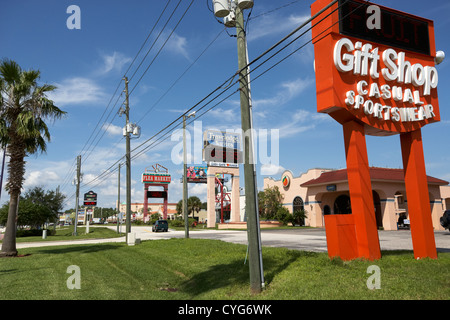 Anzeichen für Geschenk Geschäften Hotels, Restaurants und shopping am Highway 192 Kissimmee Florida usa Stockfoto