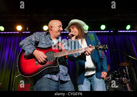 LINCOLN, CA-November 3: Jeff Keith (R) führt mit Scott Printice Straße 88 als Teil des Donners im November Wohltätigkeitsaktion für Placer County 10-35-Stiftung im Thunder Valley Casino Resort in Lincoln, Kalifornien am 3. November 2012 Stockfoto