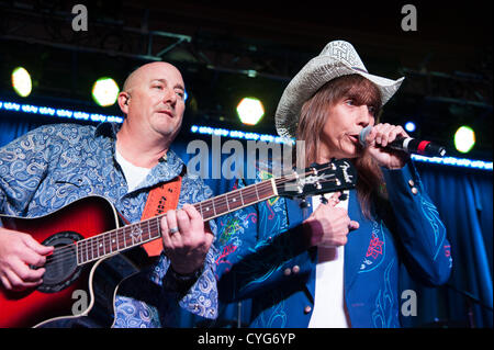 LINCOLN, CA-November 3: Jeff Keith (R) führt mit Scott Printice Straße 88 als Teil des Donners im November Wohltätigkeitsaktion für Placer County 10-35-Stiftung im Thunder Valley Casino Resort in Lincoln, Kalifornien am 3. November 2012 Stockfoto