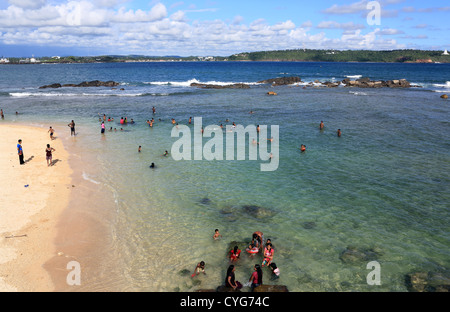 Badegäste genießen Sie das Schwimmen im Indischen Ozean im Galle Fort in Sri Lanka. Stockfoto