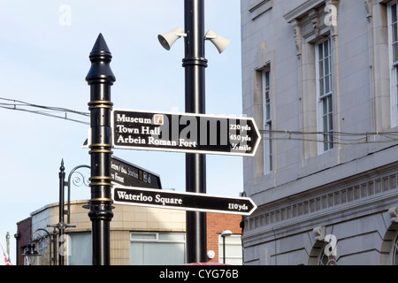 King Street ist die Haupteinkaufsstraße South Shields in den 1980er Jahren eine Fußgängerzone. Die u-Bahnstation sehen oberhalb der Straße, Stockfoto