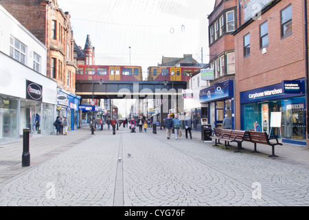 King Street ist die Haupteinkaufsstraße South Shields in den 1980er Jahren eine Fußgängerzone. Die u-Bahnstation sehen oberhalb der Straße, Stockfoto