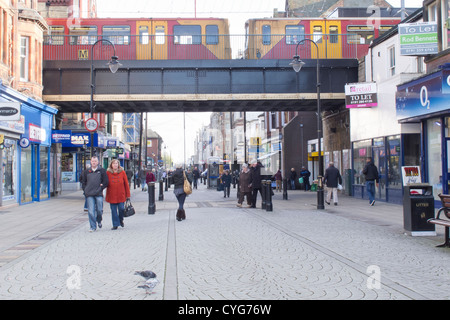 King Street ist die Haupteinkaufsstraße South Shields in den 1980er Jahren eine Fußgängerzone. Die u-Bahnstation sehen oberhalb der Straße, Stockfoto