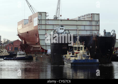 BAE Systems, Govan, Glasgow, Schottland, UK, Sonntag, 4th. November 2012. Ein fertig gefertigter Rumpfabschnitt für die Royal Navy Aircraft Carrier HMS Queen Elizabeth fährt auf dem Barge Amt Trader auf dem Fluss Clyde ab Stockfoto
