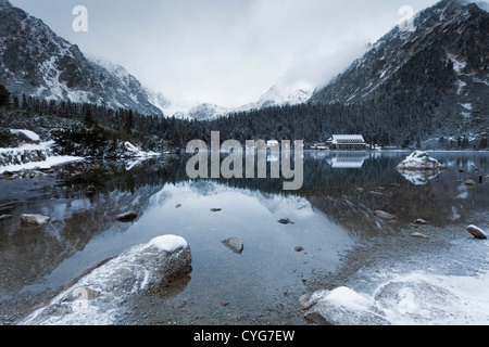 Popradske Pleso in der Slowakei an einem kalten und verschneiten Morgen Stockfoto