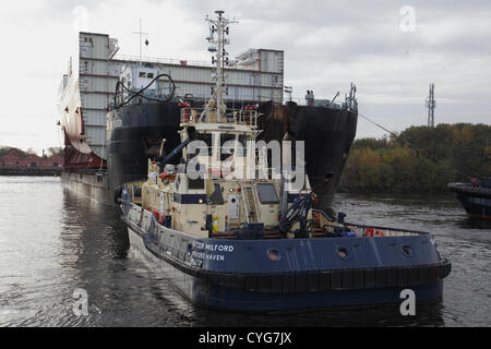 BAE Systems, Govan, Glasgow, Schottland, UK, Sonntag, 4th. November 2012. Ein fertig gefertigter Rumpfabschnitt für die Royal Navy Aircraft Carrier HMS Queen Elizabeth fährt auf dem Barge Amt Trader auf dem Fluss Clyde ab Stockfoto