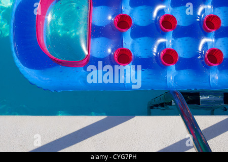 Abstraktes Bild - blaue & rote Luftmatratze schwimmende Pool-Seite. Stockfoto