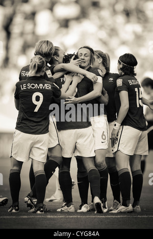 Frankreich-Team-Spieler feiern ein Tor gegen Schweden während der 2011 FIFA Frauen WM dritten Platz passen. Stockfoto