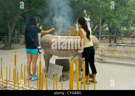 Buddhistische ritual Räucherwerk Angebote in einer Pfanne am Eingang des Po Lin Kloster, Ngong Ping, Lantau Island, Hong Kong, China platziert Stockfoto