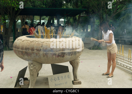 Buddhistische ritual Räucherwerk Angebote in einer Pfanne am Eingang des Po Lin Kloster, Ngong Ping, Lantau Island, Hong Kong, China platziert Stockfoto