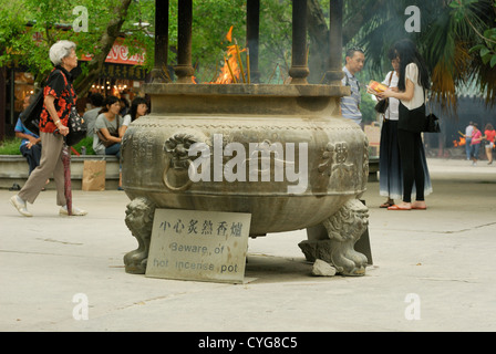 Buddhistische ritual Räucherwerk Angebote in einer Pfanne am Eingang des Po Lin Kloster, Ngong Ping, Lantau Island, Hong Kong, China platziert Stockfoto