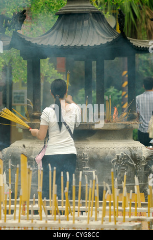 Buddhistische ritual Räucherwerk Angebote in einer Pfanne am Eingang des Po Lin Kloster, Ngong Ping, Lantau Island, Hong Kong, China platziert Stockfoto