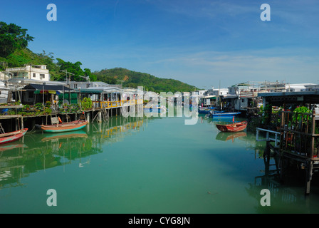 Zur Ruhe gekommenen Häuser säumen die Ufer von Tai O Fischerdorf auf Lantau Insel Hong Kong China. Stockfoto