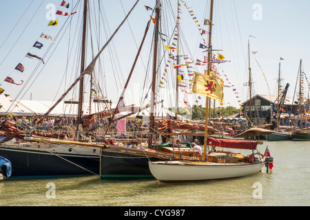 Yachten im Hafen von Yarmouth während des alten Gaffers Festivals, Isle Of Wight. Stockfoto