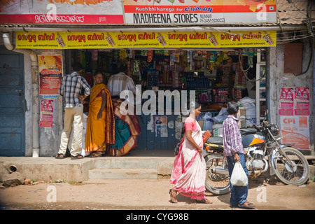 Horizontale Ansicht eines typischen am Straßenrand Shop mit Kunden in einer Straße in Munnar an einem sonnigen Tag. Stockfoto