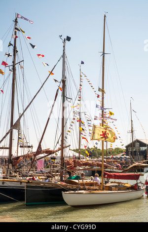 Yachten im Hafen von Yarmouth während des alten Gaffers Festivals, Isle Of Wight. Stockfoto