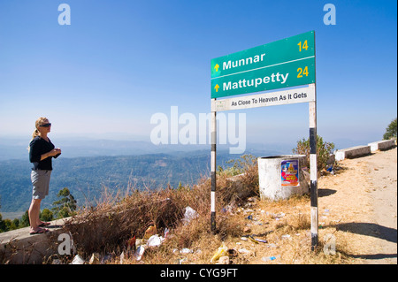 Horizontale Ansicht eines westlichen Touristen nehmen in der atemberaubenden Landschaft im hohen Reichweiten von Kerala. Stockfoto