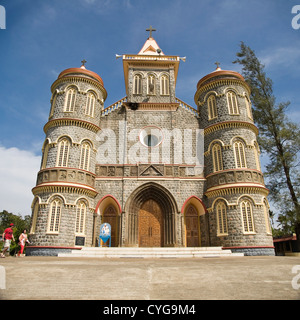 Quadratische Außenansicht des Mount St. Francis Church und Pilgerzentrum in der Nähe von Pampanar in Kerala, Indien. Stockfoto