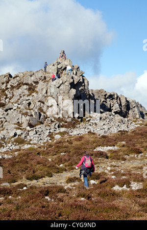 Wanderer auf Manstone Felsen, höchster Punkt der Stiperstones Hügel, Shropshire UK Stockfoto