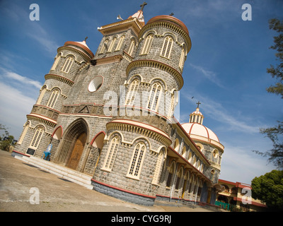 Horizontale Außenansicht des Mount St. Francis Church und Pilgerzentrum in der Nähe von Pampanar in Kerala, Indien. Stockfoto