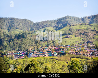 Horizontalen Blick auf die bunten Lowrise Häuser auf den Hängen der Hügel in Munnar, Indien. Stockfoto