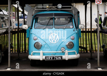 Die Vorderseite des einen leichten blauen VW Campervan. Stockfoto