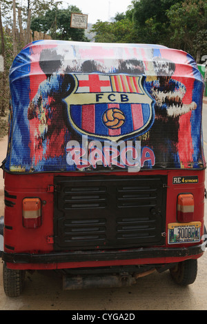 Ein Barcelona-Tuk-Tuk-Taxi ist in San Juan De La Laguna, Lake Atitlan, Guatemala geparkt. Stockfoto