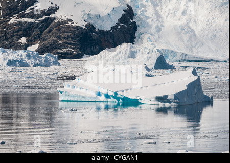 Wunderschöne Eisberg driften in antarktischen Gewässern Stockfoto