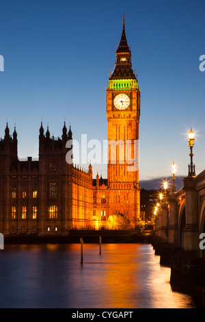 Dämmerung über der Themse, die Houses of Parliament und Big Ben, London, England Stockfoto