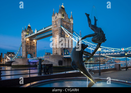 David Wynne's Girl mit einer Delfinstatue unter der Tower Bridge, London, England, Großbritannien Stockfoto