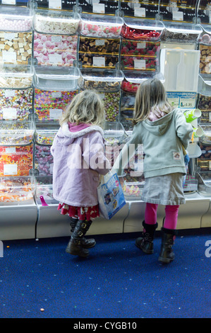 Kinder betrachten wählen und mischen Sie Süßigkeiten Display an einem Kinokomplex. Stockfoto