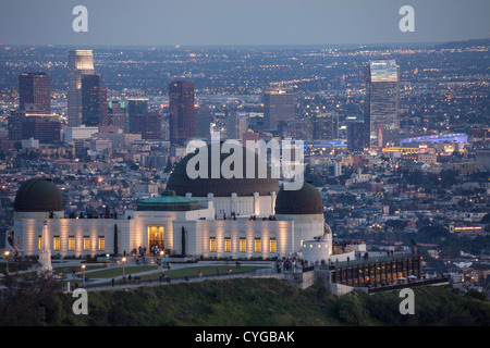 Ein Blick auf Griffith Observatory mit Blick auf die Innenstadt von Los Angeles in der Abenddämmerung Stockfoto