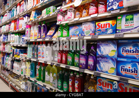 Waschen-Pulver-Regal im Supermarkt Stockfoto