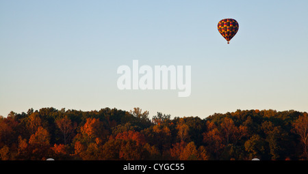 Heißluftballons füllen den Himmel während der Carolina-Ballon-Festival, Statesville, North Carolina. Stockfoto
