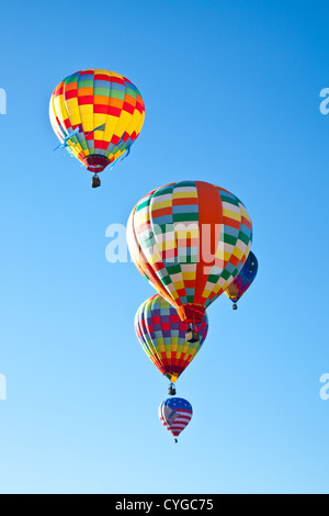 Heißluftballons füllen den Himmel während der Carolina-Ballon-Festival, Statesville, North Carolina. Stockfoto