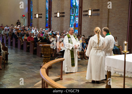 Pfr. Peder Sandager installiert ist als senior Pfarrer an St. Martins Kirche in Austin, Texas Stockfoto