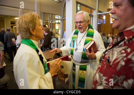 Pastoren sprechen in Narthax nach Service am St.-Martins Kirche in Austin, Texas Stockfoto