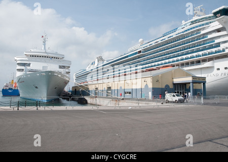 Das Kreuzfahrt-Terminal in Gibraltar mit den Kreuzfahrtschiffen Thomson Dream (links) und Großfürstin (rechts) neben. Stockfoto