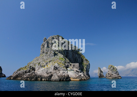 Felseninsel und Steinhaus an der Amalfiküste Stockfoto