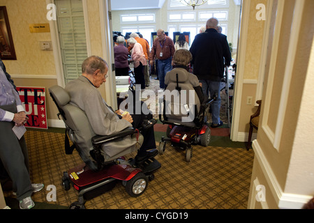 Seniorinnen und Senioren teilnehmen an frühen Abstimmungen in einem betreutes Wohnen-Center in Austin TX im Vorfeld den 6 November Wahlen Stockfoto