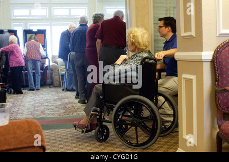 Seniorinnen und Senioren teilnehmen an frühen Abstimmungen in einem betreutes Wohnen-Center in Austin TX im Vorfeld den 6 November Wahlen Stockfoto