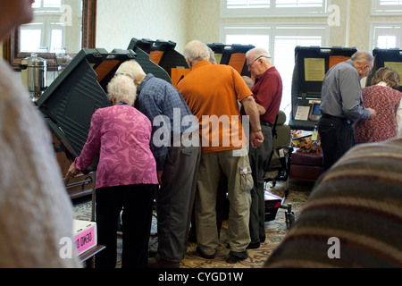 Seniorinnen und Senioren teilnehmen an frühen Abstimmungen in einem betreutes Wohnen-Center in Austin TX im Vorfeld den 6 November Wahlen Stockfoto