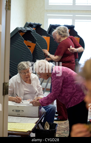 Seniorinnen und Senioren teilnehmen an frühen Abstimmungen in einem betreutes Wohnen-Center in Austin TX im Vorfeld den 6 November Wahlen Stockfoto