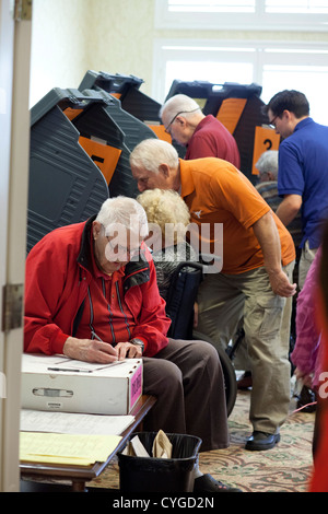 Seniorinnen und Senioren teilnehmen an frühen Abstimmungen in einem betreutes Wohnen-Center in Austin TX im Vorfeld den 6 November Wahlen Stockfoto