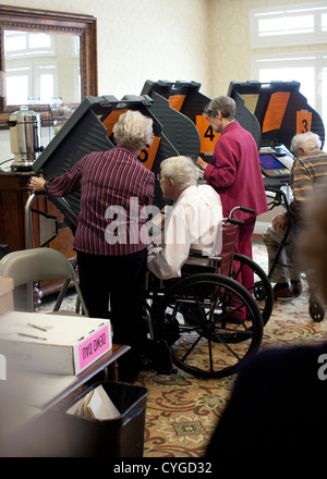 Seniorinnen und Senioren teilnehmen an frühen Abstimmungen in einem betreutes Wohnen-Center in Austin TX im Vorfeld den 6 November Wahlen Stockfoto