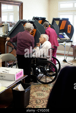 Seniorinnen und Senioren teilnehmen an frühen Abstimmungen in einem betreutes Wohnen-Center in Austin TX im Vorfeld den 6 November Wahlen Stockfoto