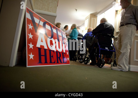 Seniorinnen und Senioren teilnehmen an frühen Abstimmungen in einem betreutes Wohnen-Center in Austin TX im Vorfeld den 6 November Wahlen Stockfoto