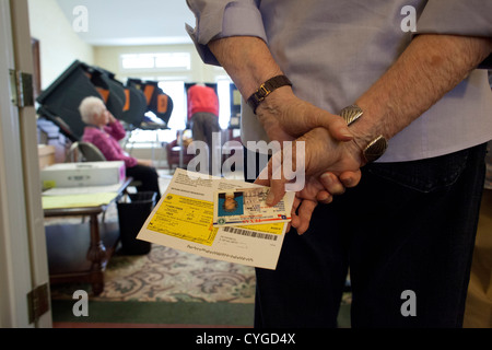 Seniorinnen und Senioren teilnehmen an frühen Abstimmungen in einem betreutes Wohnen-Center in Austin TX im Vorfeld den 6 November Wahlen Stockfoto