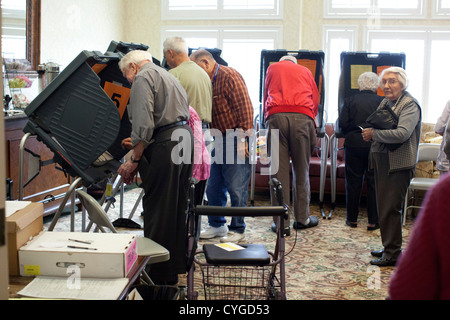 Seniorinnen und Senioren teilnehmen an frühen Abstimmungen in einem betreutes Wohnen-Center in Austin TX im Vorfeld den 6 November Wahlen Stockfoto